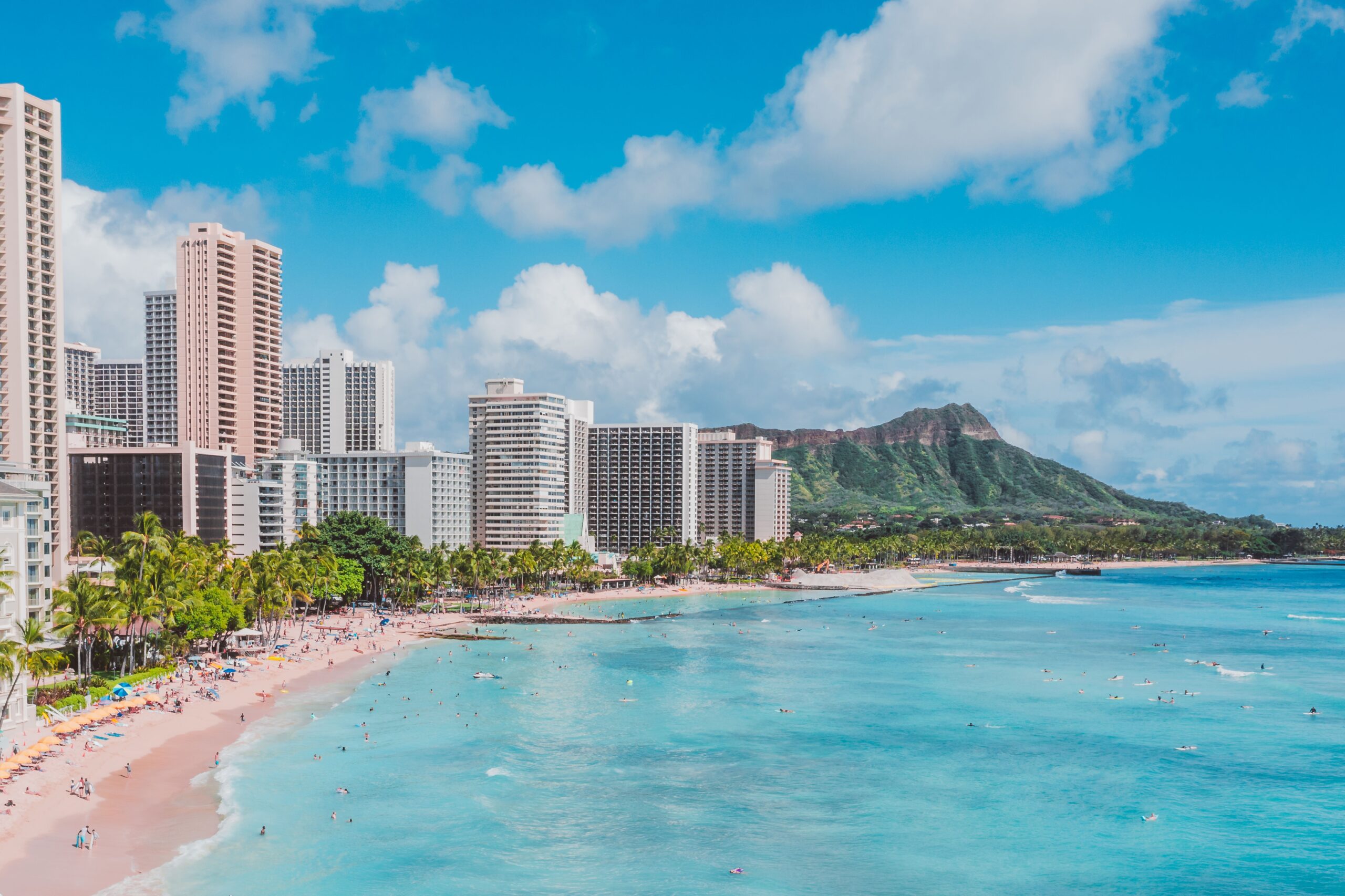 Waikiki Beach in Honolulu, Hawaii, illustrating how choosing cheap flights with long layovers or inconvenient schedules can reduce valuable vacation time.
