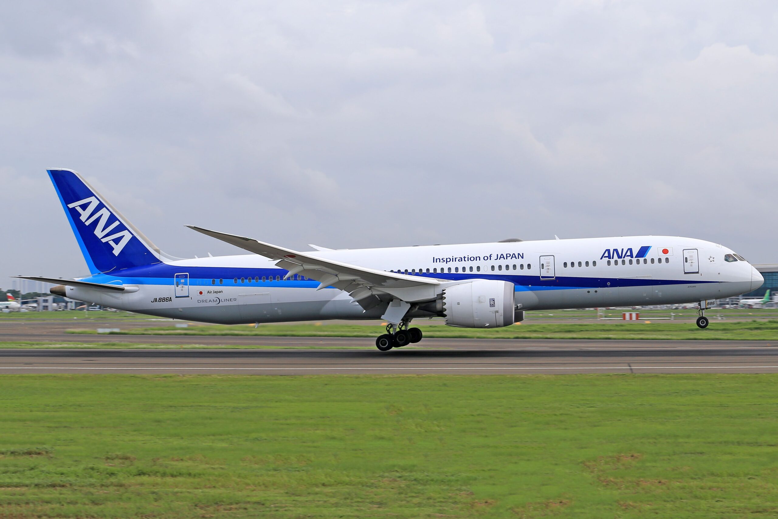 Boeing 787 Dreamliner illustrating whether aircraft type matters when booking a flight