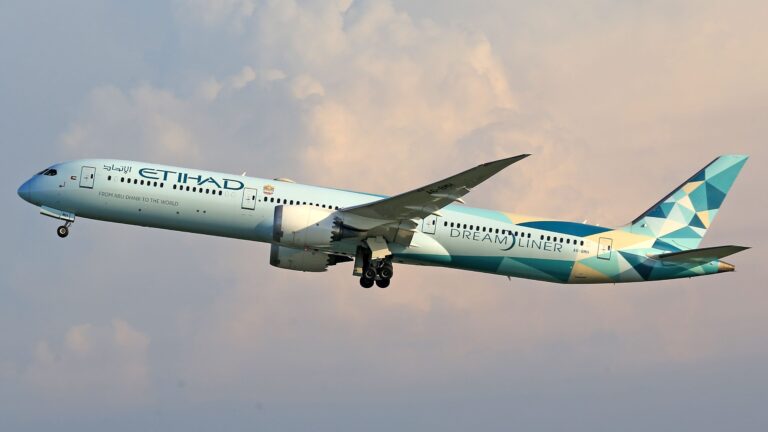 Etihad Airways Boeing 787 Dreamliner in flight